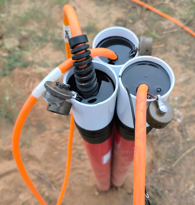 Alat Sensor Magnetotellurik Wideband Untuk Survei Geofisika Rhino Geo